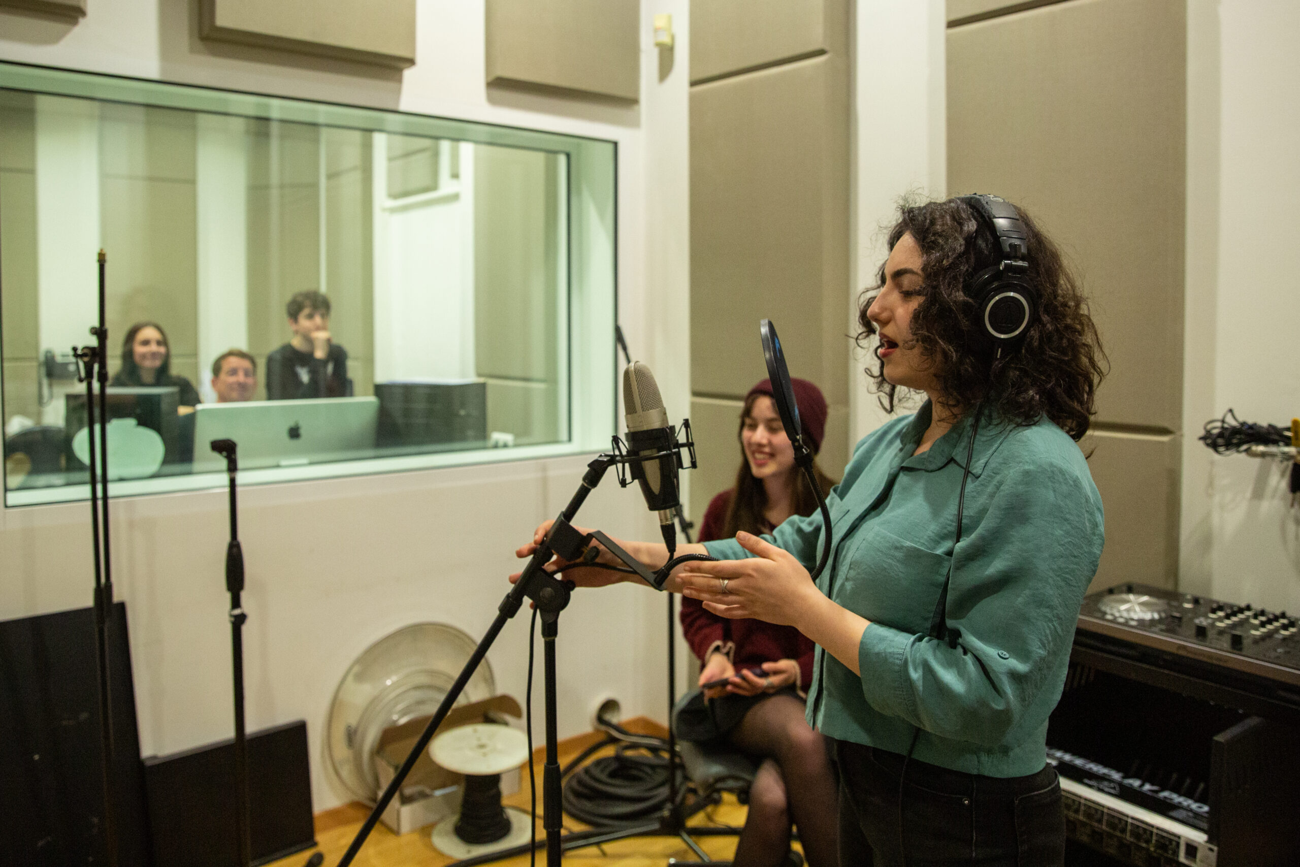 Étudiants Tumo apprenant à enregistrer dans un studio de musique