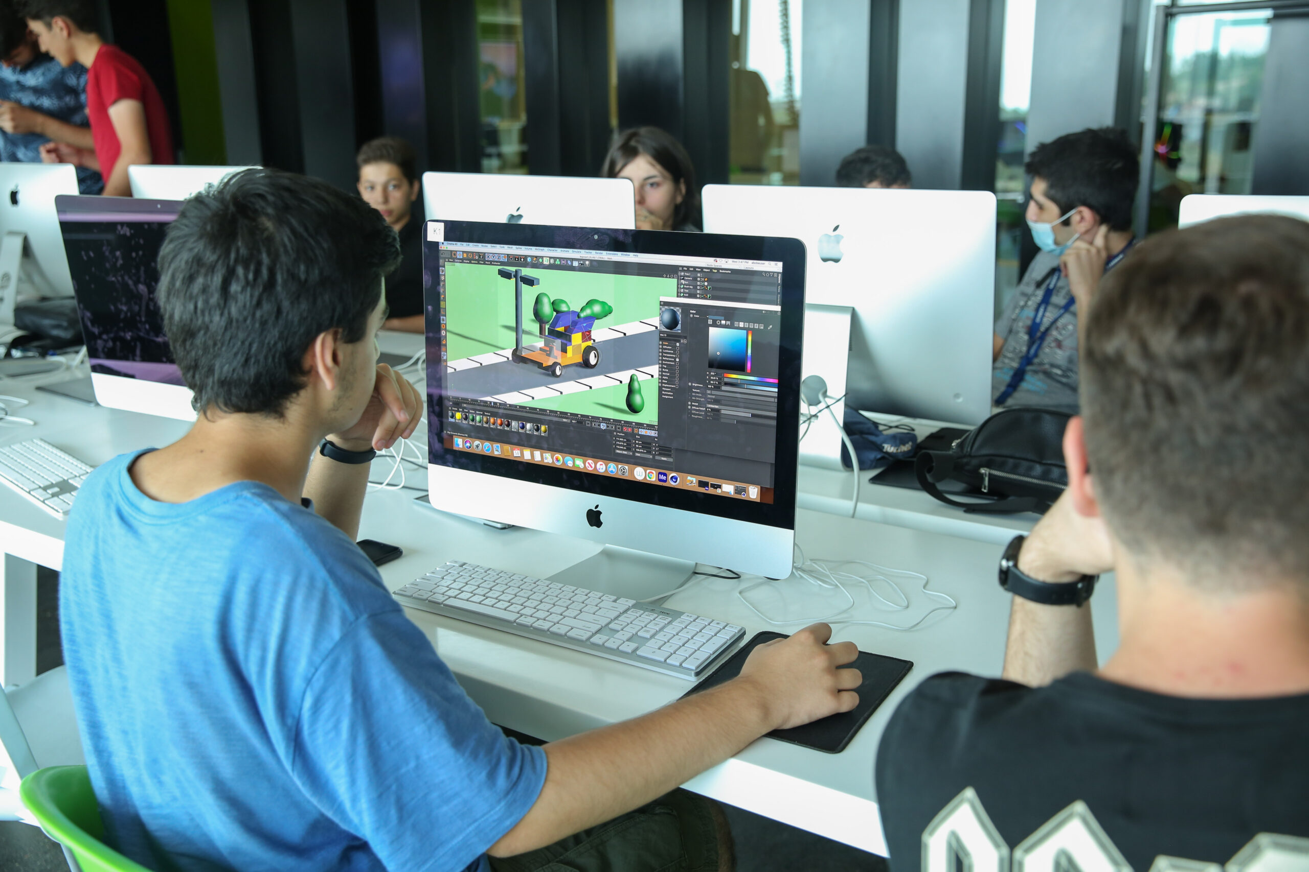 Étudiants Tumo apprenant à développer un jeu vidéo